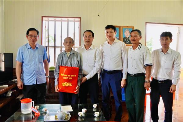 
City delegation pays tribute to fallen soldiers in central region