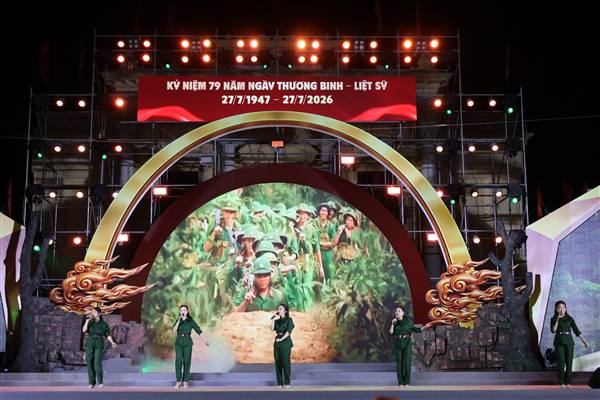Special Art Program “Ring of Fire Flowers” Commemorates the 79th Anniversary of War Invalids and Martyrs’ Day 