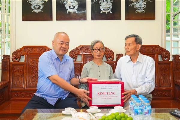 
City chairman present gifts to policy beneficiary families and people with meritorious service