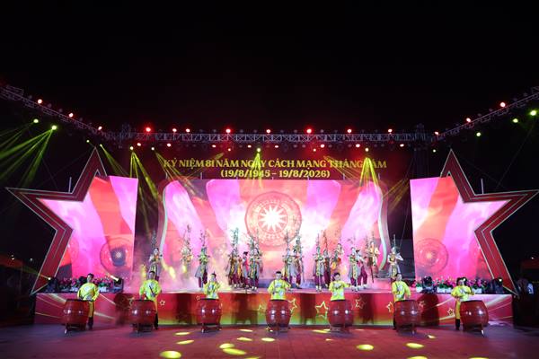 Revolutionary Spirit Resonates Through the “Proud Melodies” Art Program at Xu Dong Cultural Center Square
