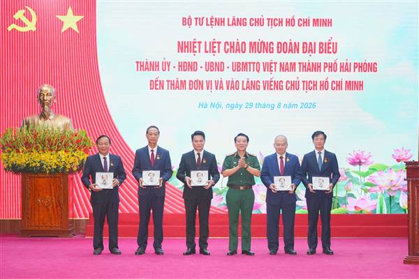 Hai Phong City leaders pay floral tribute and visit president Ho Chi Minh’s Mausoleum on the 81st National day anniversary