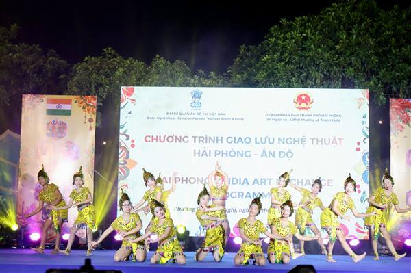 Hai Phong–India Arts Exchange: Cultural Colors Converge on Bach Dang Walking Street