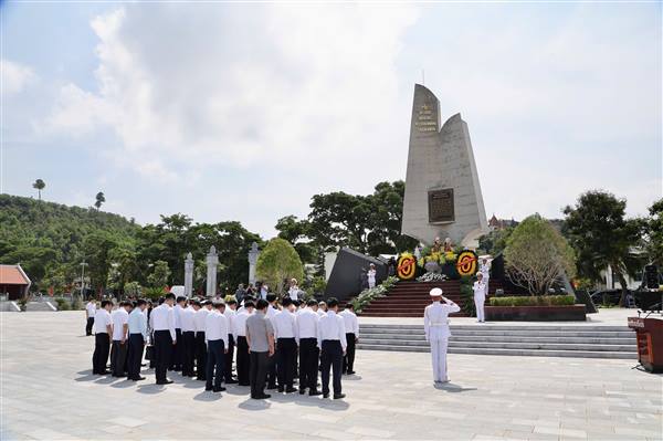 Prime Minister Le Minh Hung pays tribute, Plants Commemorative Tree at K15 Wharf Historical Relic Complex, and visits outstanding Individual in Do Sơn Ward