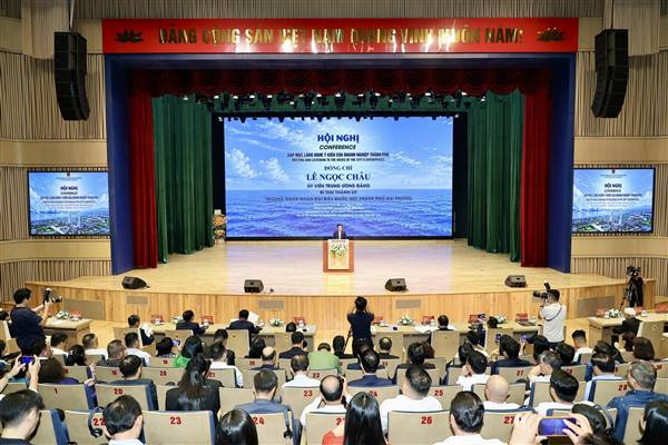 ハイフォン市は企業と共に成長しており、経営中心的な考え方から脱却し、建設的かつサービス志向のアプローチへと力強く転換しています。
