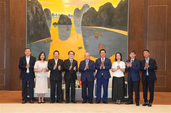 ダナン市人民委員会のドー・タイン・チュン委員長は、日本の香川県からの高官代表団を迎え、実務会談を行った。