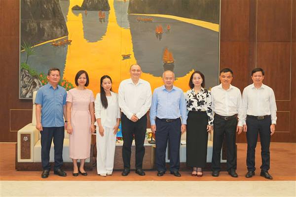同市の人民委員会委員長は、カザフスタン駐ベトナム特命全権大使を表敬訪問し、会談を行った。