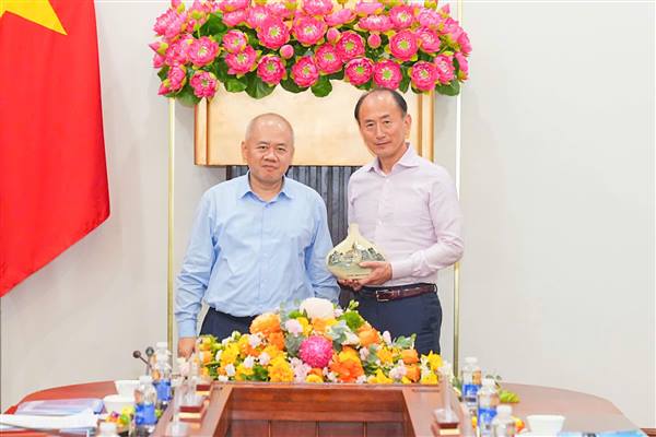 同市の人民委員会委員長は、日本の商船三井グループの代表団を迎え、協議を行った。
