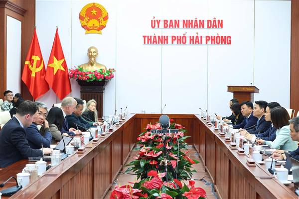 시 인민위원회 위원장인 레 응옥 차우는 하이퐁에서 CTP Invest Ltd 그룹과 Kinh Bac 그룹과 함께 투자 협력을 진행했습니다.