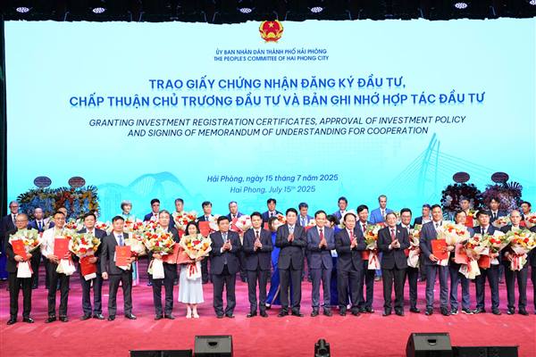 2025년 무역 및 투자 진흥 컨퍼런스 주제는 "하이퐁 - 새로운 시대의 전략적 목적지"입니다.