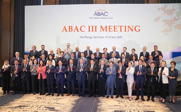 루옹 꾸엉 대통령이 2025년 제3차 APEC 기업 자문 위원회(ABAC III) 회의에 참석하여 개회 연설을 하고 있다.