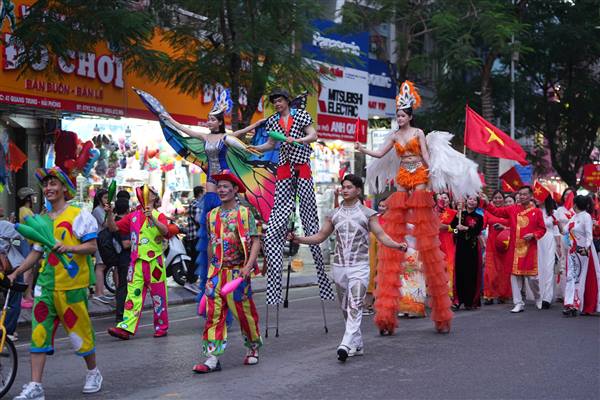 2026년 중앙꽃정원과 시립극장에서 열리는 붉은색 화려한 꽃 축제를 위해 일련의 특별 행사를 기획하십시오.