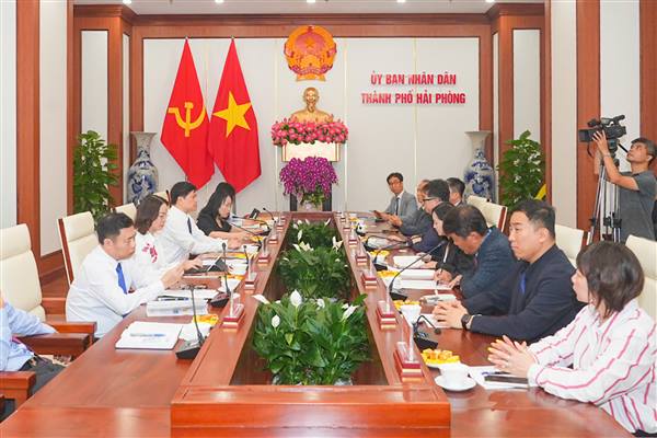호앙 민 꾸엉 시 인민위원회 부위원장은 한국토목건설기술연구원과 만나 협력했다.
