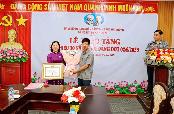 Sáng 11/9, Đảng ủy Sở Xây dựng tổ chức Lễ trao tặng Huy hiệu 30 năm tuổi Đảng cho đồng chí Phạm Thị Bích Thuỷ, Đảng ủy viên Đảng bộ bộ phận, Phó Giám đốc Trung tâm Tư vấn thiết kế, quy hoạch và Giám định Chất lượng Công trình Xây dựng. Tham dự Lễ trao tặng có đồng chí Nguyễn Hoài Long – Phó Bí thư Đảng uỷ, Phó Giám đốc Sở Xây dựng; các đồng chí Uỷ viên Ban chấp hành Đảng ủy Sở Xây dựng; Ban Giám đốc Sở Xây dựng; Toàn thể chí đảng viên Đảng bộ bộ phận Trung tâm Tư vấn thiết kế, quy hoạch và Giám định Chất lượng Công trình Xây dựng