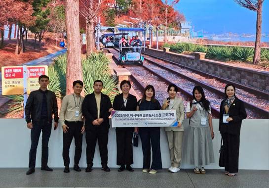 A group of people posing for a photo
AI-generated content may be incorrect.
