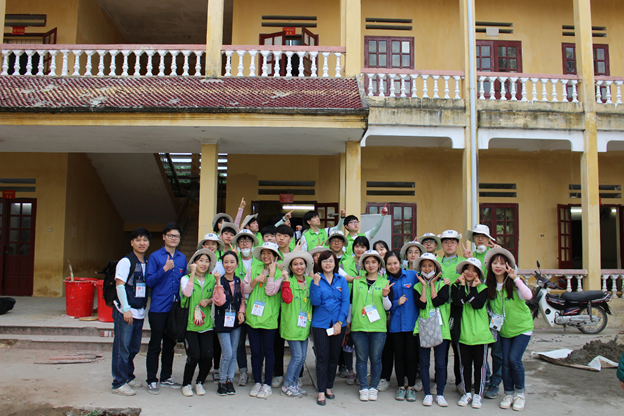 A group of people posing for a photo
AI-generated content may be incorrect.