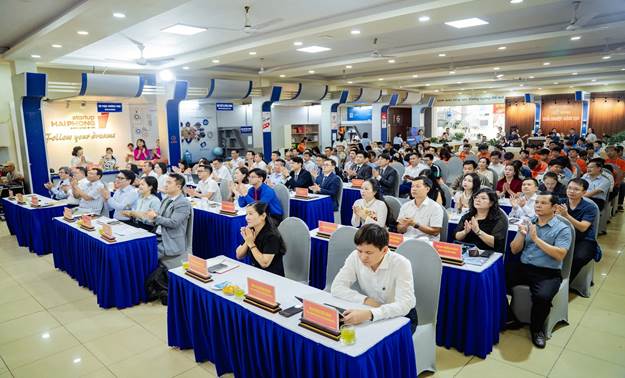Có thể là hình ảnh về một hoặc nhiều người, mọi người đang học, bàn, đám đông và văn bản