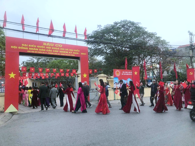 Description: Cử tri phường Kiến An tham gia Ngày hội non sông