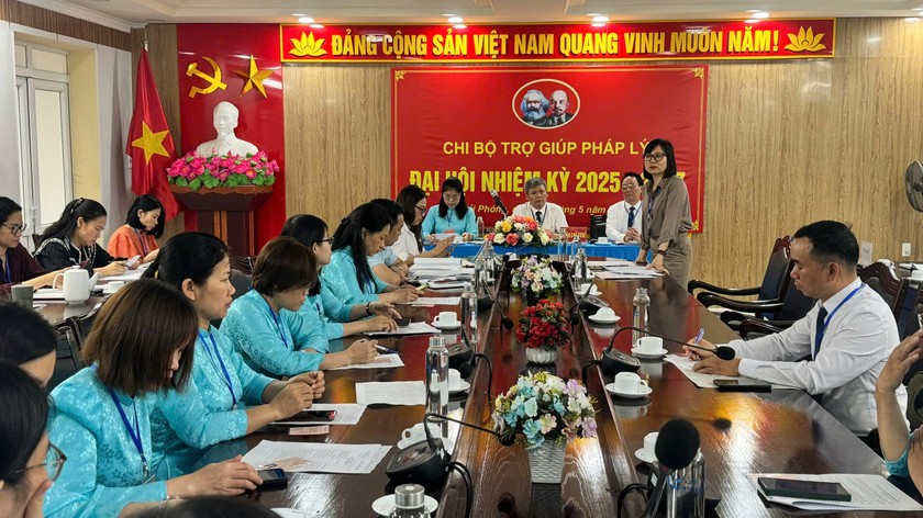 Description: Thành ủy viên, Bí thư Đảng uỷ, Giám đốc Sở Tư pháp Phạm Tuyên Dương phát biểu tại đại hội.