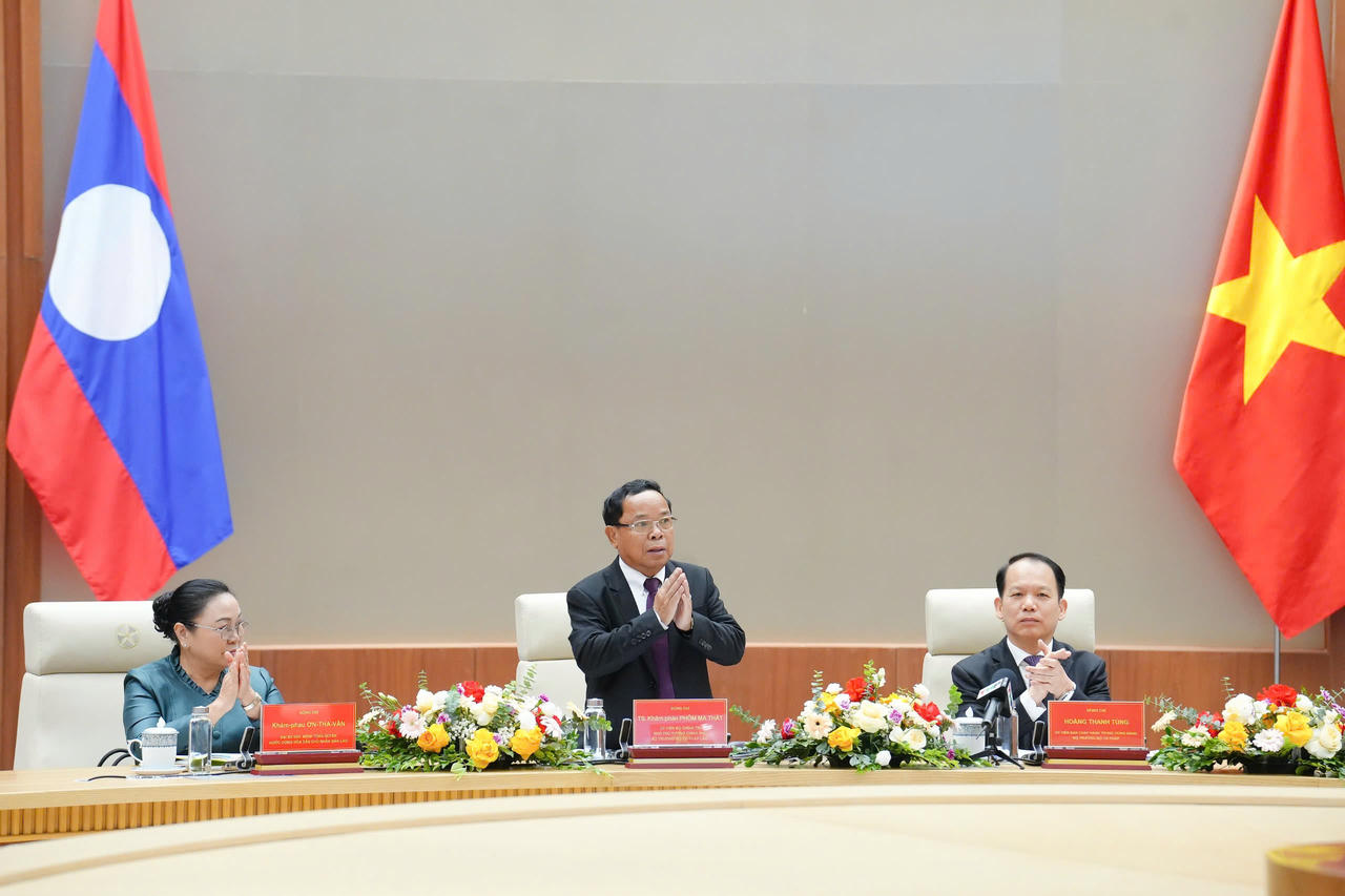 Đồng chí Khăm-phăn PHÔM-MA-THẮT, Ủy viên Bộ Chính trị, Phó Thủ tướng Chính phủ, Bộ trưởng Bộ Tư pháp nước Cộng hòa Dân chủ Nhân dân Lào