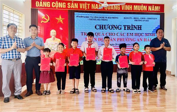 Trao quà cho học sinh có hoàn cảnh khó khăn trong Hoạt động hè năm 2025