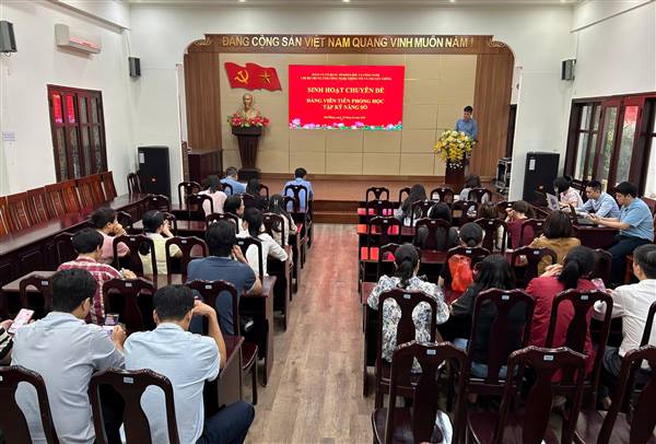 Chi bộ Trung tâm Công nghệ thông tin và Truyền thông sinh hoạt chuyên đề nâng cao kỹ năng số cho đội ngũ đảng viên