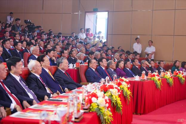 Các đồng chí lãnh đạo, nguyên lãnh đạo Đảng, Nhà nước tham dự lễ kỷ niệm.