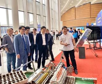 Ông Phạm Văn Hát (thôn Kim Đôi, xã Tân Kỳ, Hải Phòng) giới thiệu một số sản phẩm sáng chế tại Techfest Hải Phòng 2025.