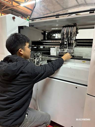 Cơ chế đầu tư mạo hiểm linh hoạt, phù hợp sẽ mở hướng đi cho các dự án công nghệ của thanh niên ở giai đoạn đầu. Trong ảnh: Anh Vũ Thế Bang khởi nghiệp chế tạo, sản xuất máy dán linh kiện điện tử SMD.