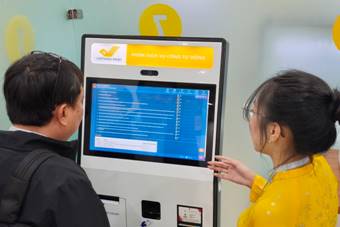 Một người dân được hướng dẫn sử dụng kiosk tự phục vụ tại bộ phận một cửa của Bộ Khoa học và Công nghệ. Ảnh: Trọng Đạt