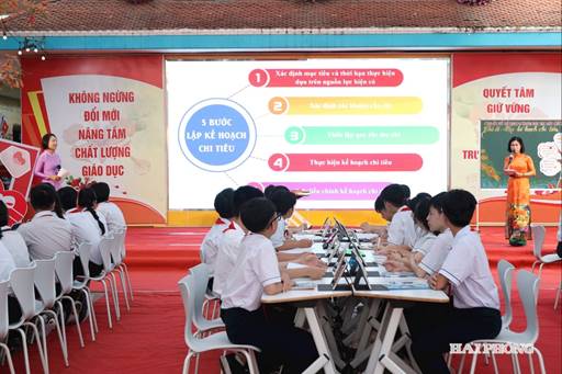 Các cô giáo ứng dụng trí tuệ nhân tạo và các công cụ số trong tổ chức hoạt động dạy học. Ảnh: BÙI HẠNH