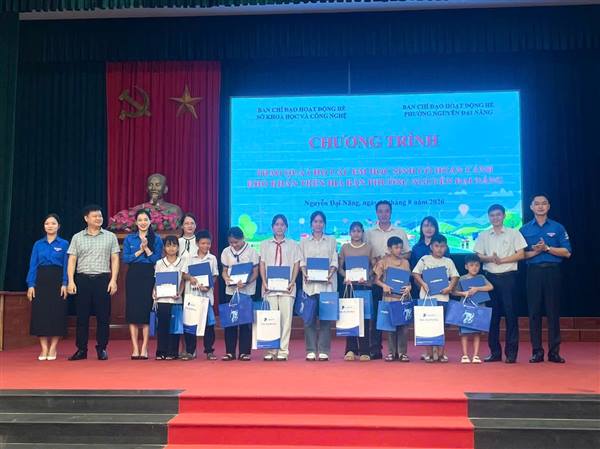 Trao quà cho học sinh có hoàn cảnh khó khăn trong Hoạt động Hè năm 2026
