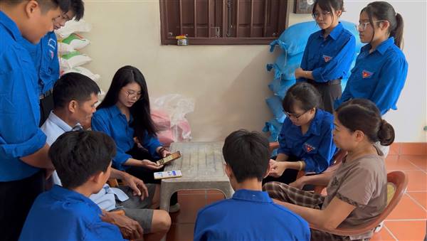 Đoàn phường Lê Thanh Nghị đẩy mạnh hướng dẫn người dân cài đặt, sử dụng Smart Hải Phòng