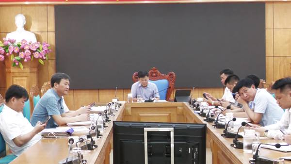 Đồng chí Phó Chủ tịch UBND quận Phạm Văn Diện làm việc với các cơ quan, đơn vị liên quan xem xét, giải quyết đơn của công dân liên quan đến thực hiện các dự án trên địa bàn quận