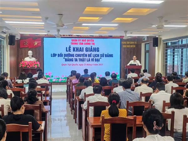 Trung tâm Chính trị quận Ngô Quyền khai giảng Lớp bồi dưỡng Chuyên đề lịch sử Đảng: Đảng ta thật là vĩ đại