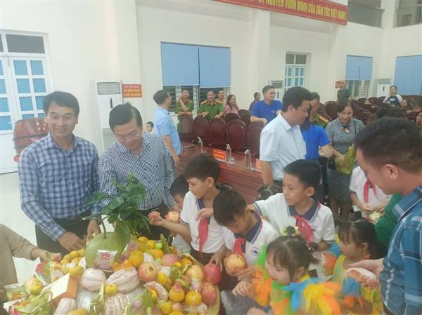 TƯNG BỪNG “ĐÊM HỘI TRĂNG RẰM NĂM 2025” TRÊN ĐẢO BẠCH LONG VĨ