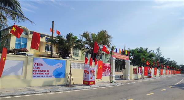 Bạch Long Vĩ tăng cường công tác thông tin, tuyên truyền, cổ động trực quan chào mừng các ngày lễ lớn và Lễ hội Hoa Phượng Đỏ - Hải Phòng 2026