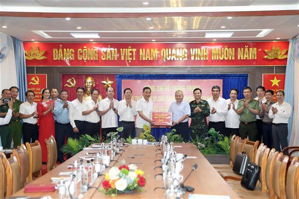 Chủ tịch UBND thành phố Đỗ Thành Trung thăm, làm việc tại đặc khu Bạch Long Vĩ