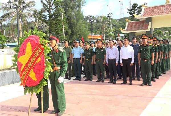 Lãnh đạo đặc khu Bạch Long Vĩ dâng hương tưởng niệm các anh hùng liệt sĩ, thăm và tặng quà gia đình chính sách nhân kỷ niệm 79 năm Ngày Thương binh - Liệt sĩ