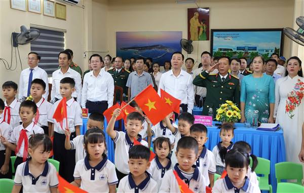 Rộn ràng ngày khai trường trên đảo Bạch Long Vĩ
