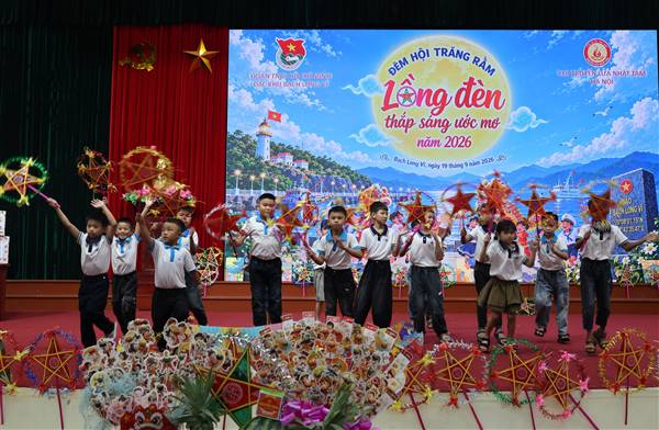 Trung thu sớm trên đảo Bạch Long Vĩ: Lồng đèn thắp sáng ước mơ