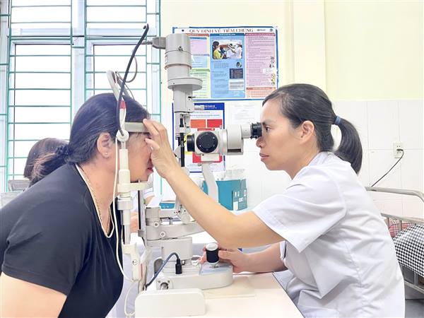 Bệnh viện Mắt Hải Phòng khám các bệnh lý về mắt cho gần 300 người dân phường Hải An