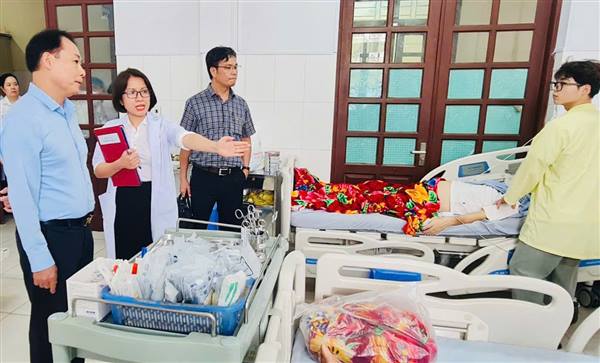 Giám đốc Sở Y tế Lê Minh Quang kiểm tra tại Trung tâm Y tế Kim Thành và Trung tâm Y tế Tứ Kỳ. 
