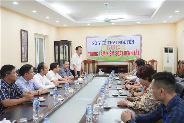 Tặng 250 lít hóa chất phòng, chống dịch bệnh sau lũ lụt cho y tế Thái Nguyên