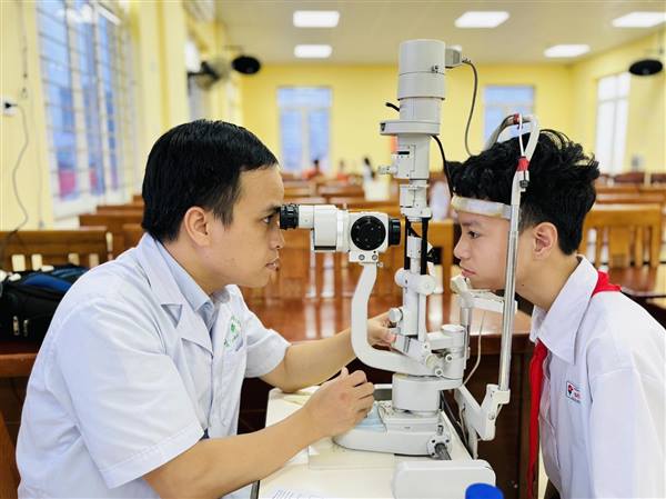 Khám mắt học đường cho hơn 600 học sinh trường THCS Đông Hải