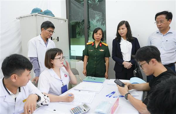 Kiểm tra khám sơ tuyển nghĩa vụ quân sự.