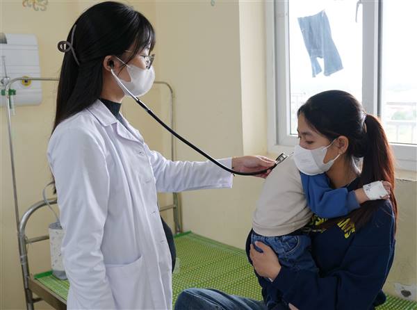 Gia tăng trẻ mắc cúm A và bệnh hô hấp do thời tiết chuyển mùa