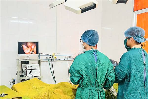 Phẫu thuật ca bệnh nhi thủng dạ dày mặt trước môn vị hiếm gặp. 