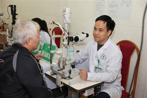 Khám, cấp thuốc và phẫu thuật đục thủy tinh thể cho người cao tuổi xã An Trường