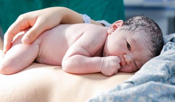 Tiếp xúc da kề da tốt cho não của trẻ sinh non