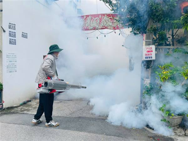 Phun hóa chất diệt muỗi tại ổ dịch Đông Trung Hành, phường Hải An